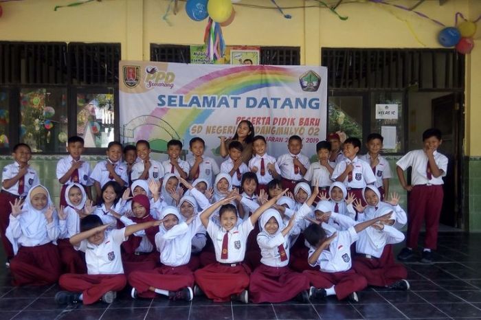 Smp semarang jurnalistik negeri juara lomba raih jatengdaily bersama berfoto