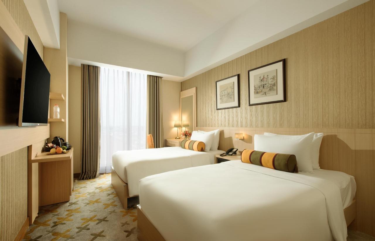 Deluxe twin room chanti semarang hotel bed