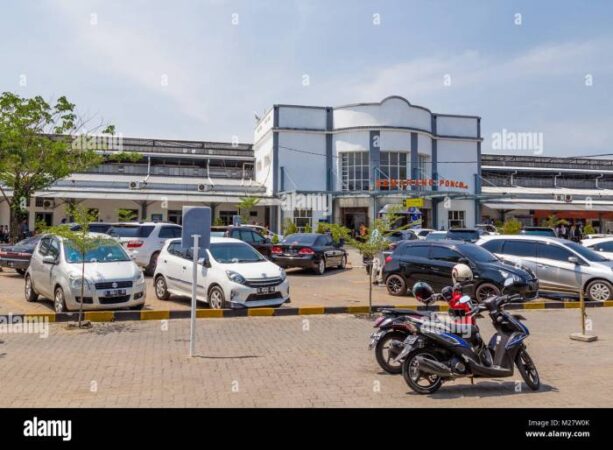 Stasiun poncol semarang kereta paling angker tampak depan