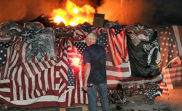 Gambar bendera amerika di bakar