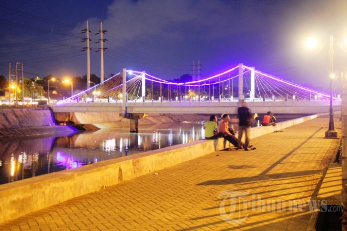 Air mancur di jembatan banjir kanal barat semarang