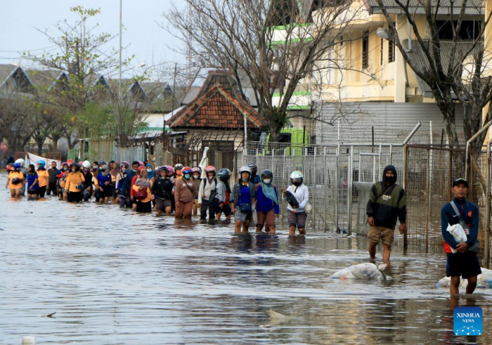 Semarang banjir stasiun tawang terendam sejumlah tengah turun karyawan menyelamatkan kantor barang operasional sabtu tanah tahun terancam tenggelam ternyata sejak