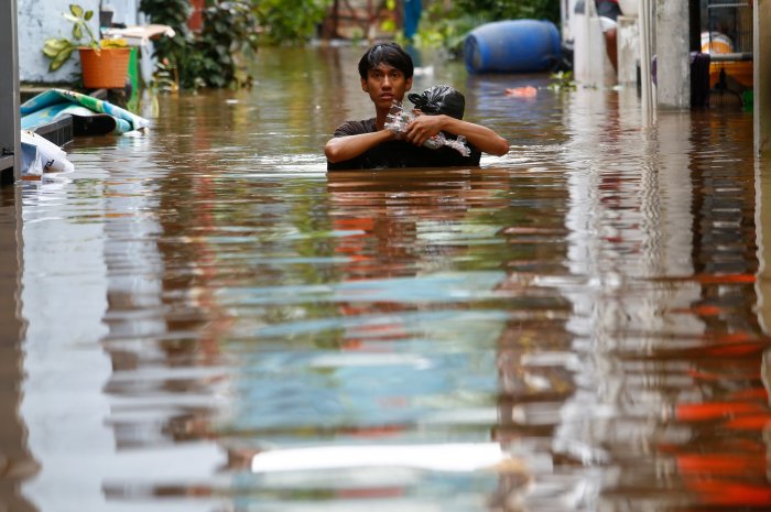 Slammed floods monsoon ciledug officers tangerang evacuate indah banten antara fauzan caused