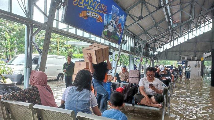 Banjir merendam stasiun tawang semarang