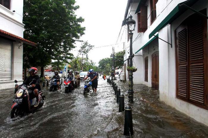 Semarang banjir lama lumpuh akibat tribunnews