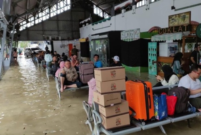 Banjir jalur kereta semarang