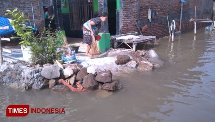 Semarang banjir stasiun tawang terendam sejumlah tengah turun karyawan menyelamatkan kantor barang operasional sabtu tanah tahun terancam tenggelam ternyata sejak