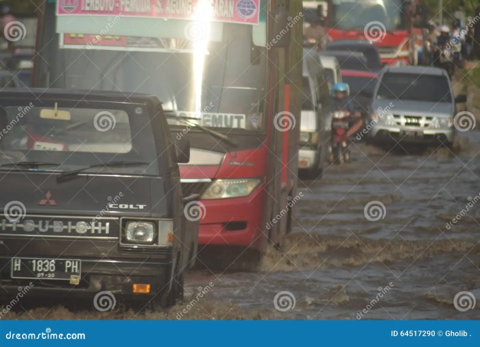 Floods kolhapur india flooded maharashtra country firstpost areas sangli chairs drown fadnavis meeting river