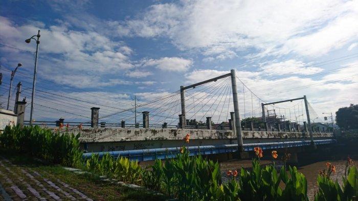 Air mancur di jembatan banjir kanal barat semarang