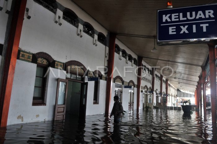 Banjir merendam stasiun tawang semarang