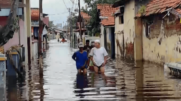 Floods thousands evacuated canadian